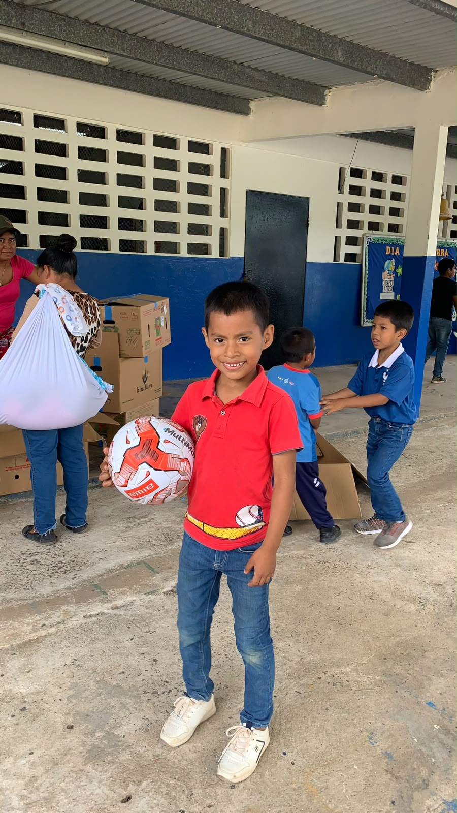 Niño feliz con su balón